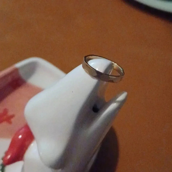 💙🌹New yellow tone wedding band - Picture 7 of 10